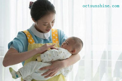 照顾宝宝的住家保姆 照顾宝宝的住家保姆